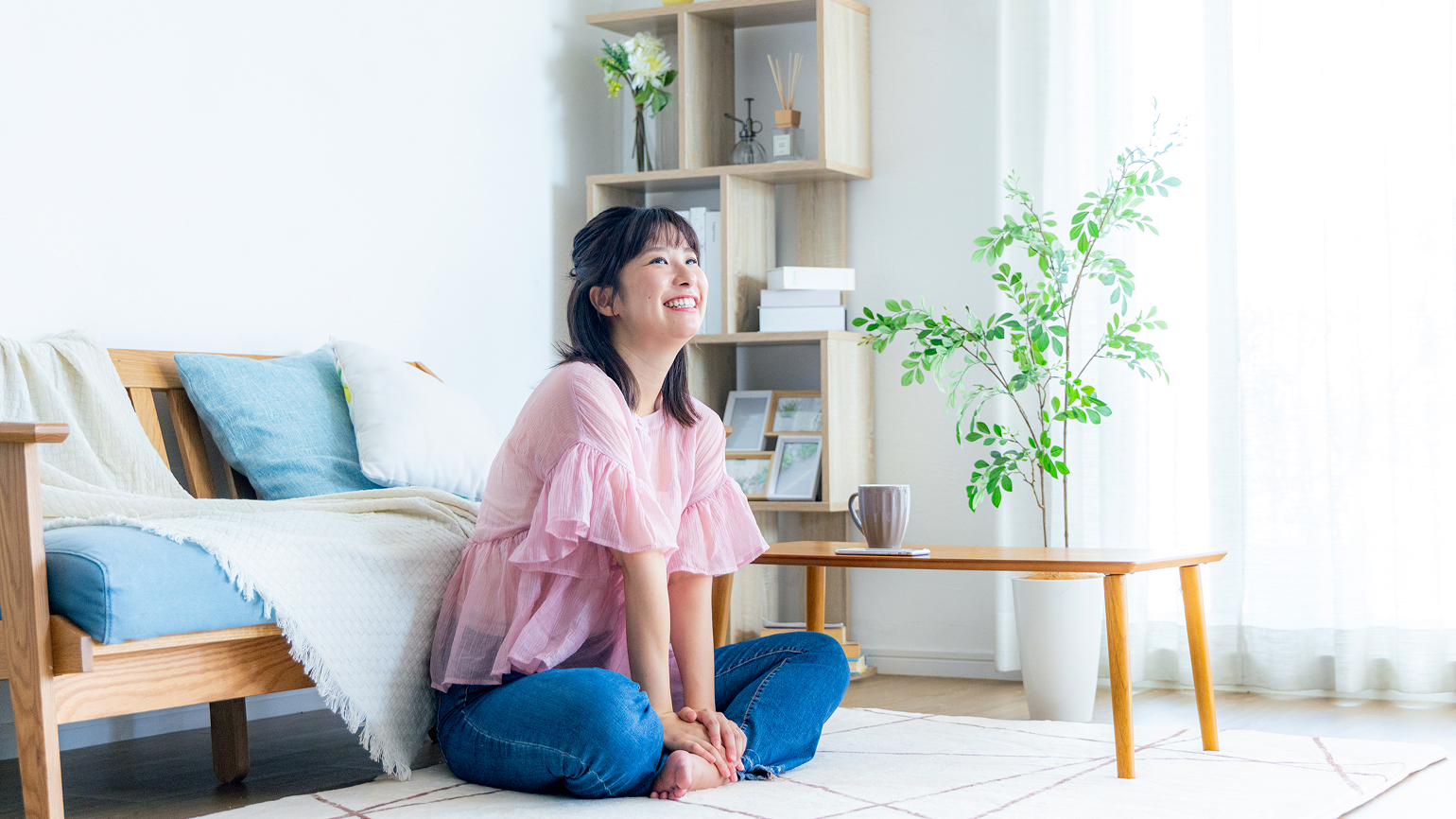 明るい部屋でくつろぐ入居者