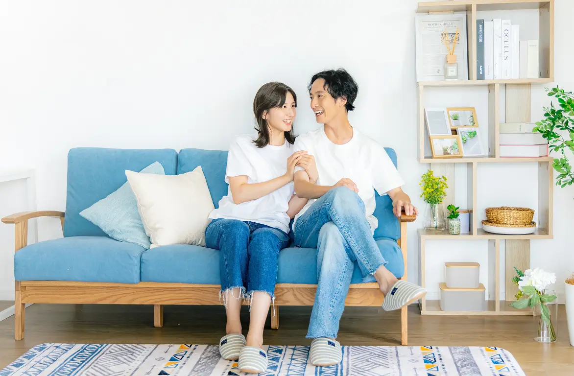 リビングでくつろぐ若いカップル
